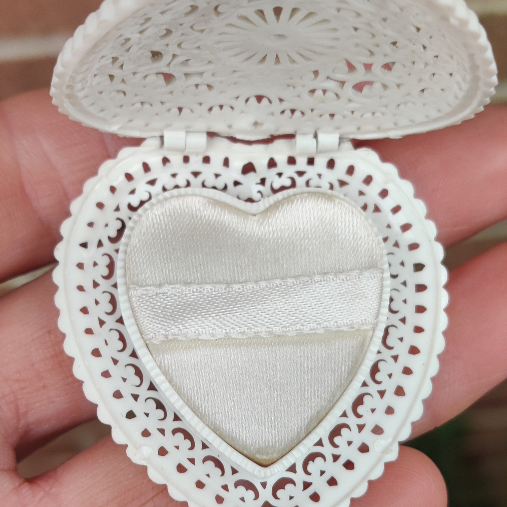 Vintage Dennison USA Delicate Celluloid Powder Compact - Picture 8 of 9